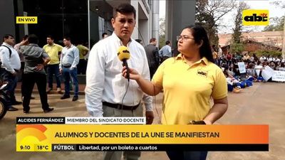 Alumnos y docentes de la UNE se manifiestan - ABC Noticias - ABC Color
