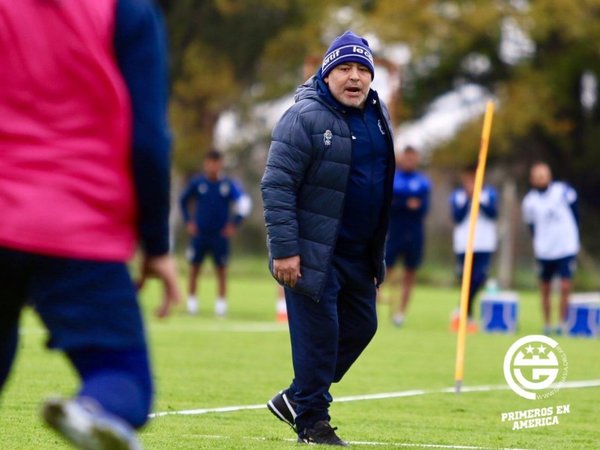 Maradona dirige su segundo entrenamiento en Gimnasia a puertas cerradas