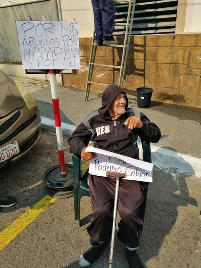 Anciano acampa frente al Ministerio de Hacienda en reclamo de una pensión - Nacionales - ABC Color