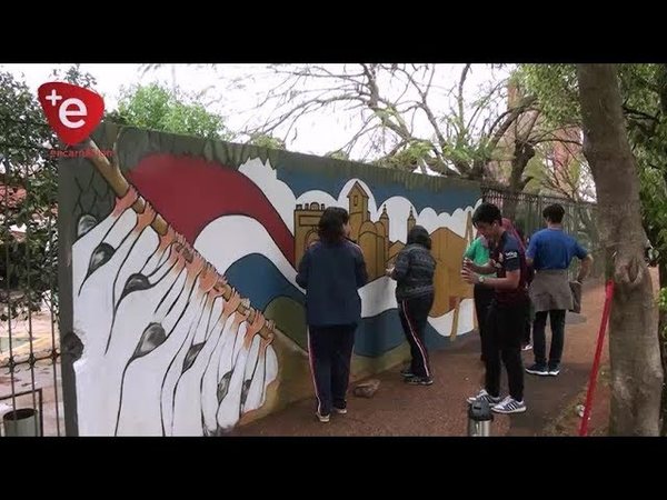 ESTUDIANTES ESTAMPAN LEYENDAS EN LOS MUROS DEL C.R.E.E.