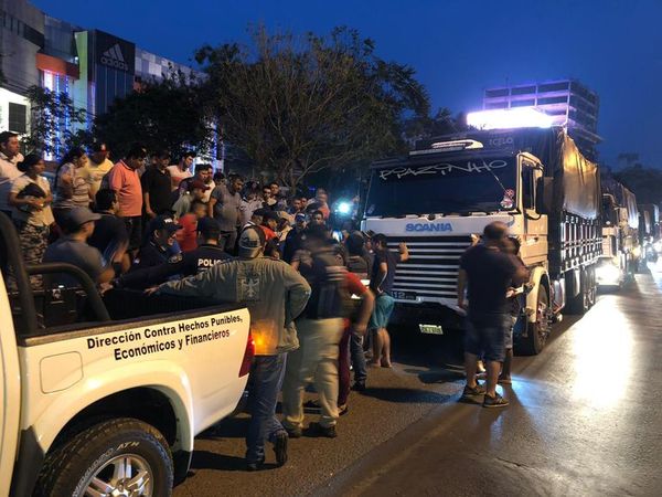 Paseros de CDE retienen varios camiones y aseguran que traen contrabando - Nacionales - ABC Color