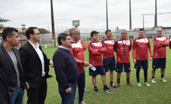 HOY / Arce dirige su primer ensayo en La Academia