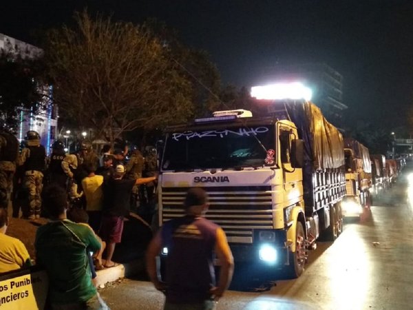CDE: Paseros retienen camiones con supuesto contrabando