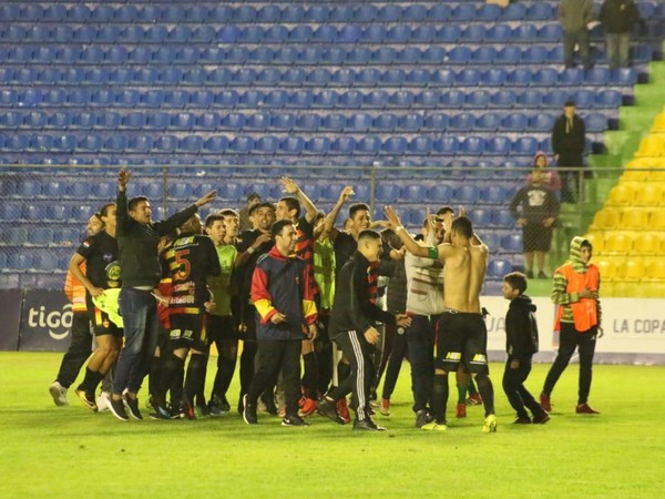 Cristóbal Colón dio el golpe y eliminó a Olimpia