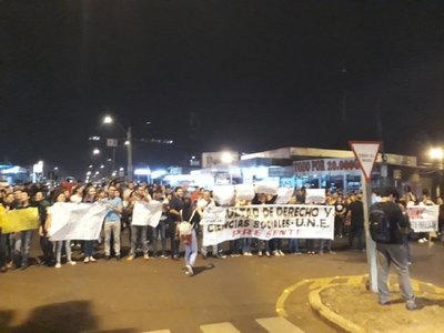 Estudiantes de la UNE marchan contra recorte presupuestario