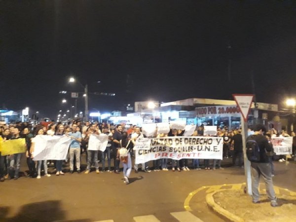 Estudiantes de la UNE marchan contra recorte presupuestario