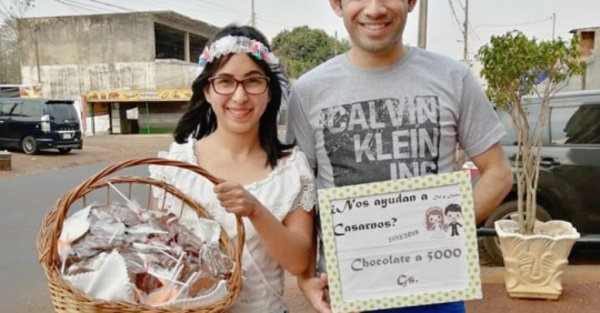 Pareja vende postres para poder casarse