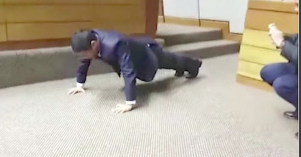 Diputado ojapo “lagartijas” en sala de sesiones