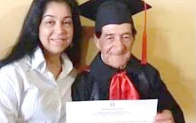 Karai recibió título de profe ¡a los 85 años!