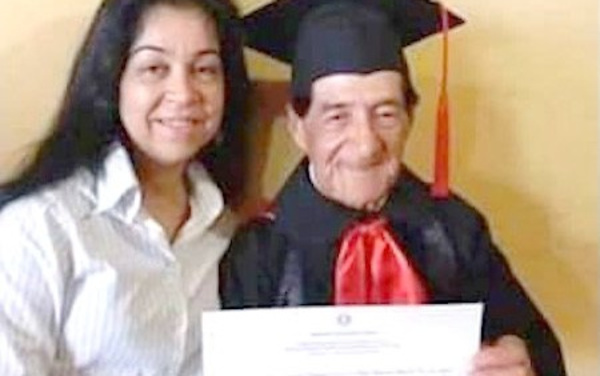 Karai recibió título de profe ¡a los 85 años!