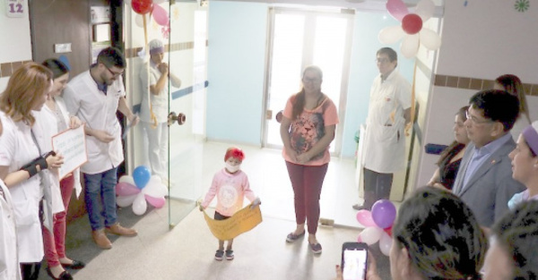 Con aplausos y globos, pequeña recibió su alta
