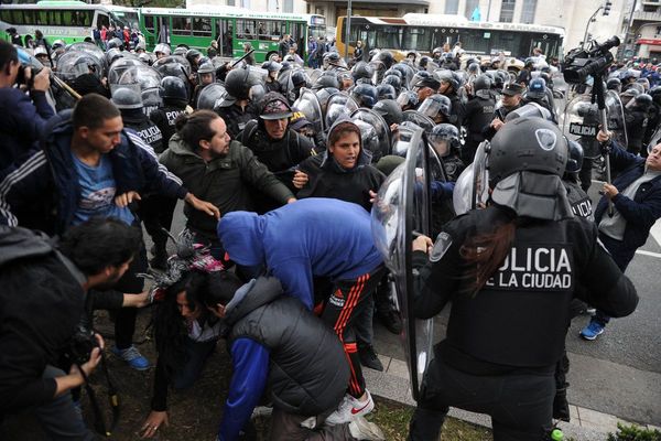 Policías reprimen con violencia marchas por crisis en Argentina