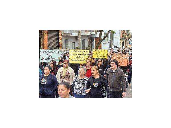 Administrativos del MEC se suman al reclamo de aumento