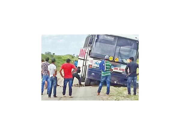 Critican a Dinatrán por habilitar buses de hasta 30 años