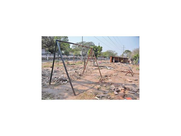 Retorno de damnificados deja áreas verdes destruidas y llenas de basura