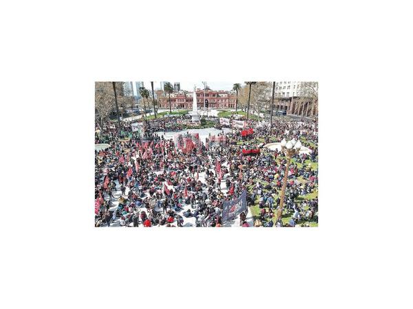 Vuelven las protestas y las ollas populares en Argentina