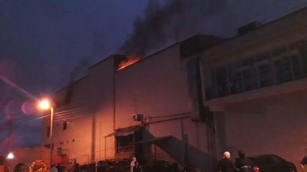 Se incendia un supermercado en Guarambaré - Nacionales - ABC Color