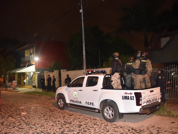 Caso Samura: Allanan viviendas e incautan vestimentas, colchones y guantes