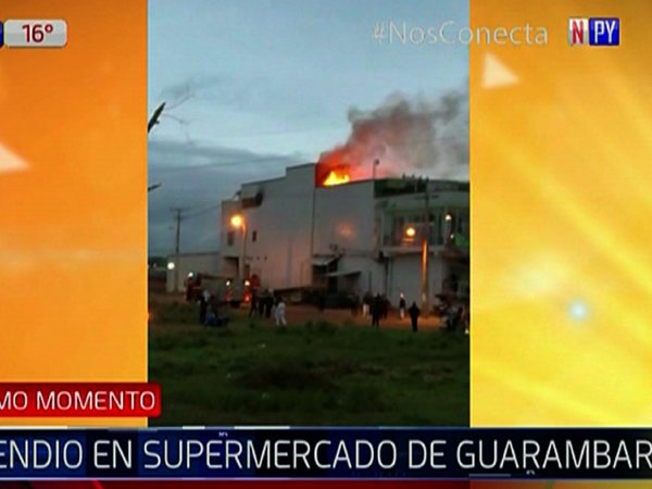 Bomberos trabajan para controlar incendio en depósito de supermercado