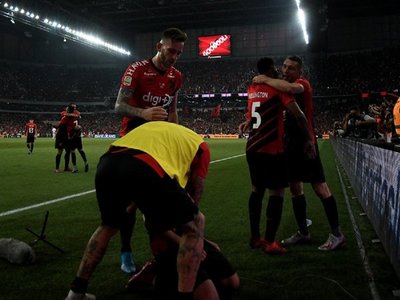 Paranaense se adelanta en final de la Copa de Brasil ante Internacional