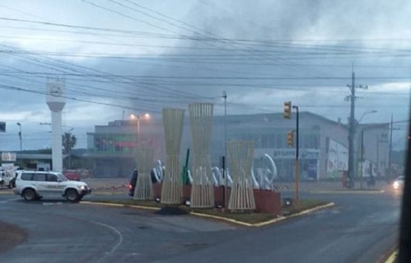 Incendio consume depósito de supermercado