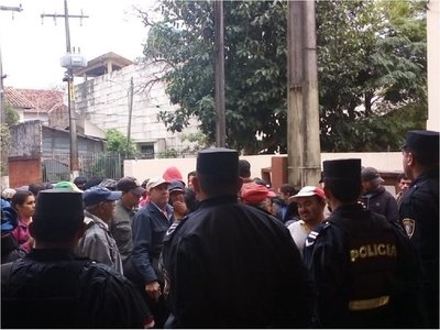 Campesinos toman sede de la Gobernación de Misiones