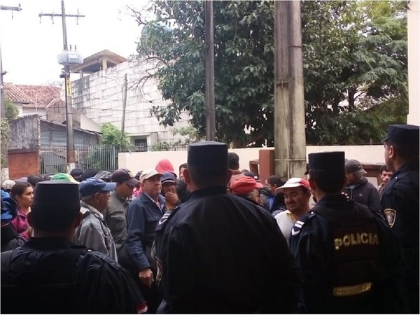 Campesinos toman sede de la Gobernación de Misiones