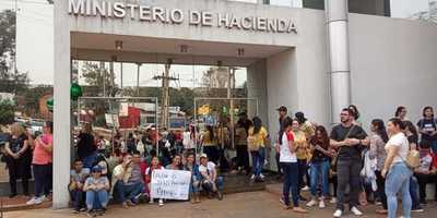 Estudiantes y funcionarios de la UNE marcharon hasta la sede de Hacienda