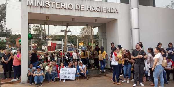 Estudiantes y funcionarios de la UNE marcharon hasta la sede de Hacienda