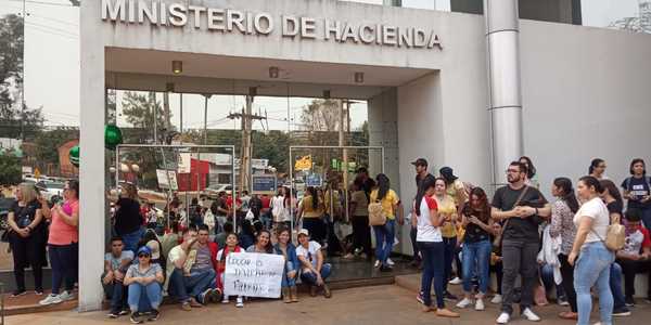 Estudiantes y funcionarios de la UNE marcharon hasta la sede de Hacienda