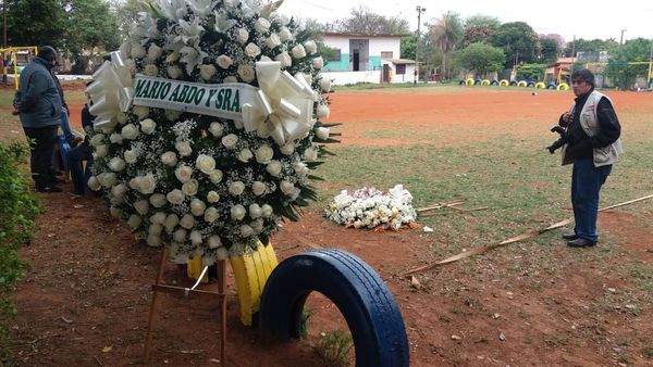 Familiares de comisario rechazan corona de flores de Abdo y Villamayor