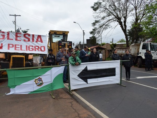 Cierran ruta para evitar que camiones destruyan Iglesia de Yaguarón