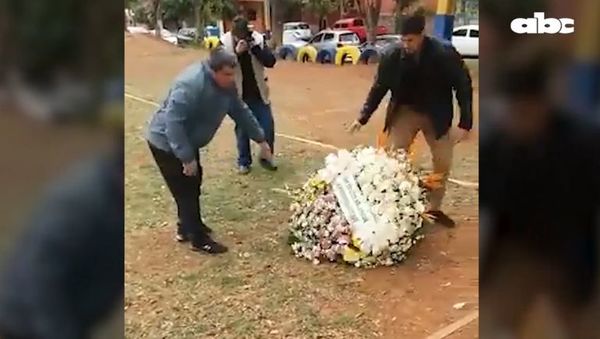 Familiares de comisario Ferrari rechazan corona de flores de Abdo Benítez y del ministro del Interior - Nacionales - ABC Color