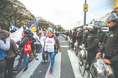 Argentina: Crisis tiende a agudizarse en las calles, entre cruces con la policía - ADN Paraguayo