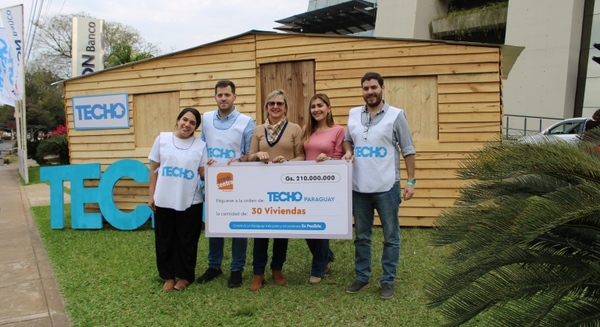 Credicentro hace entrega de Gs. 210.000.000 a TECHO Paraguay para financiar viviendas