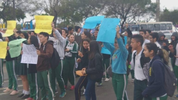 HOY / Estudiantes bloquean ruta Gral. Aquino en reclamo de presupuesto
