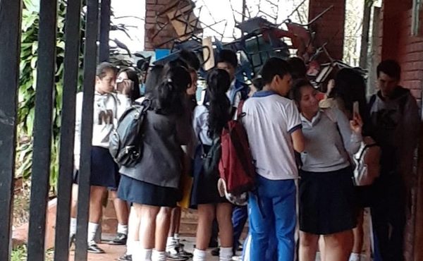 Alumnos toman colegio porque festejo por el día de la Juventud será solo por tres días