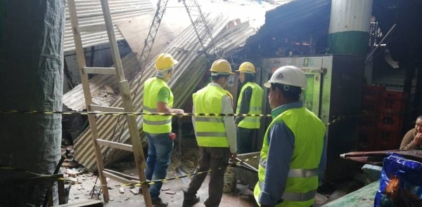 HOY / Techo de viejo comedor del Mercado 4 se vino abajo en plena hora de almuerzo