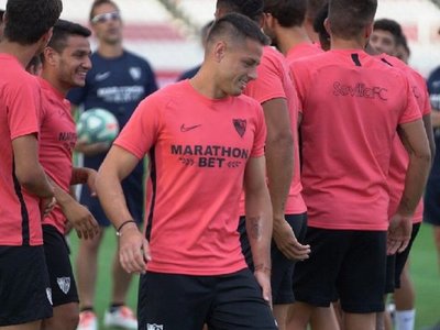 Chicharito se entrenó por primera vez como sevillista
