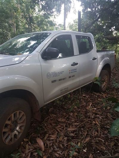 Hallan otro vehículo abandanado tras fuga: una camioneta estatal - Nacionales - ABC Color
