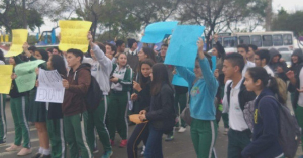 Estudiantes cierran ruta reclamando presupuesto