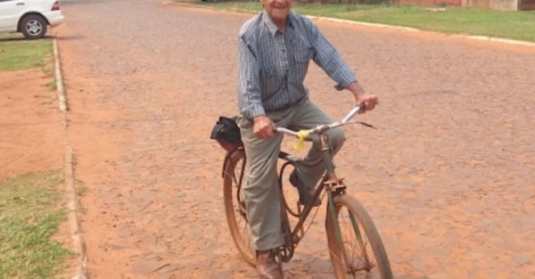 Con 85 años, profe viene y va en bici