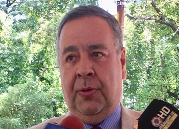 Querella por difamación contra Arrom va a seguir
