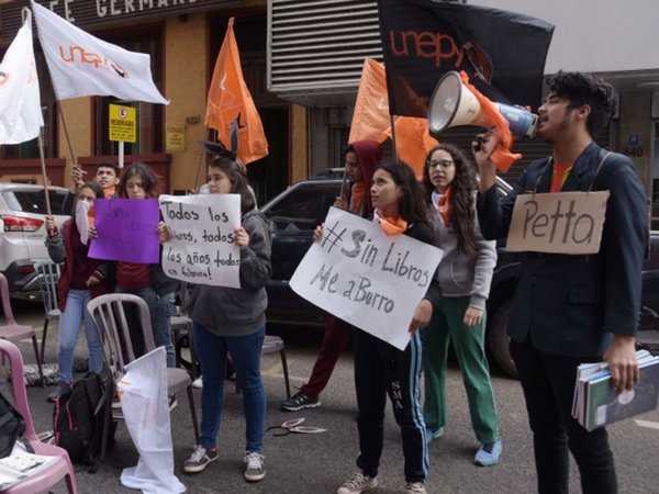 Estudiantes exigen al MEC compra de libros: “Si no leo, me aburro”