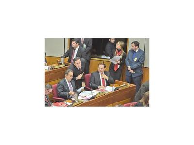 Cartistas exigen renuncia de Friedmann y banca de liberal