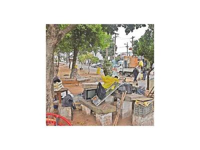 Vecinos presionan para que damnificados dejen plazas