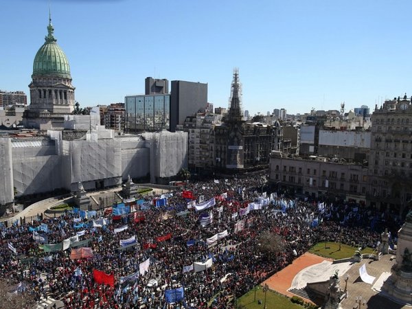 Inflación crece y diputados avalan emergencia alimentaria en Argentina