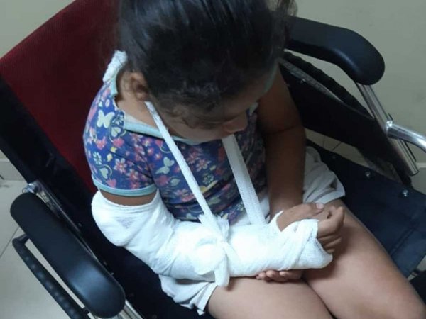 Niña se rompió el brazo y no quisieron operarla, denuncian