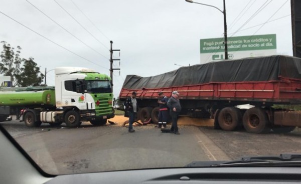 Imprudencia provoca accidente y carga de maíz se desparrama