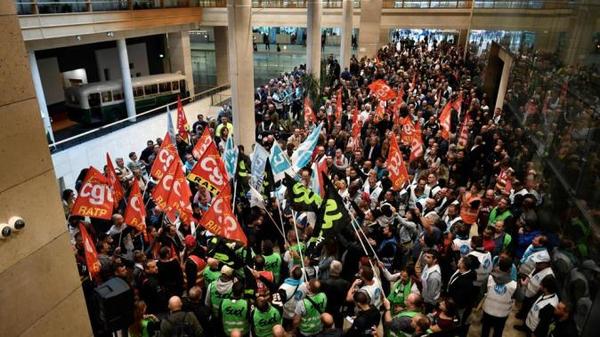 Jornada de caos en París por huelga de transportistas contra la reforma de las pensiones | .::Agencia IP::.